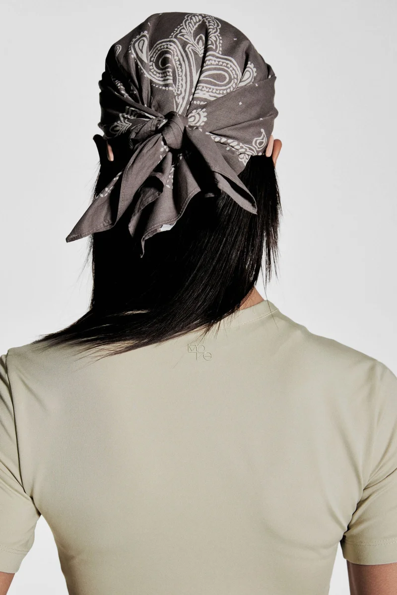 اتش اند ام بلوزة رياضية قصيرة بتقنية